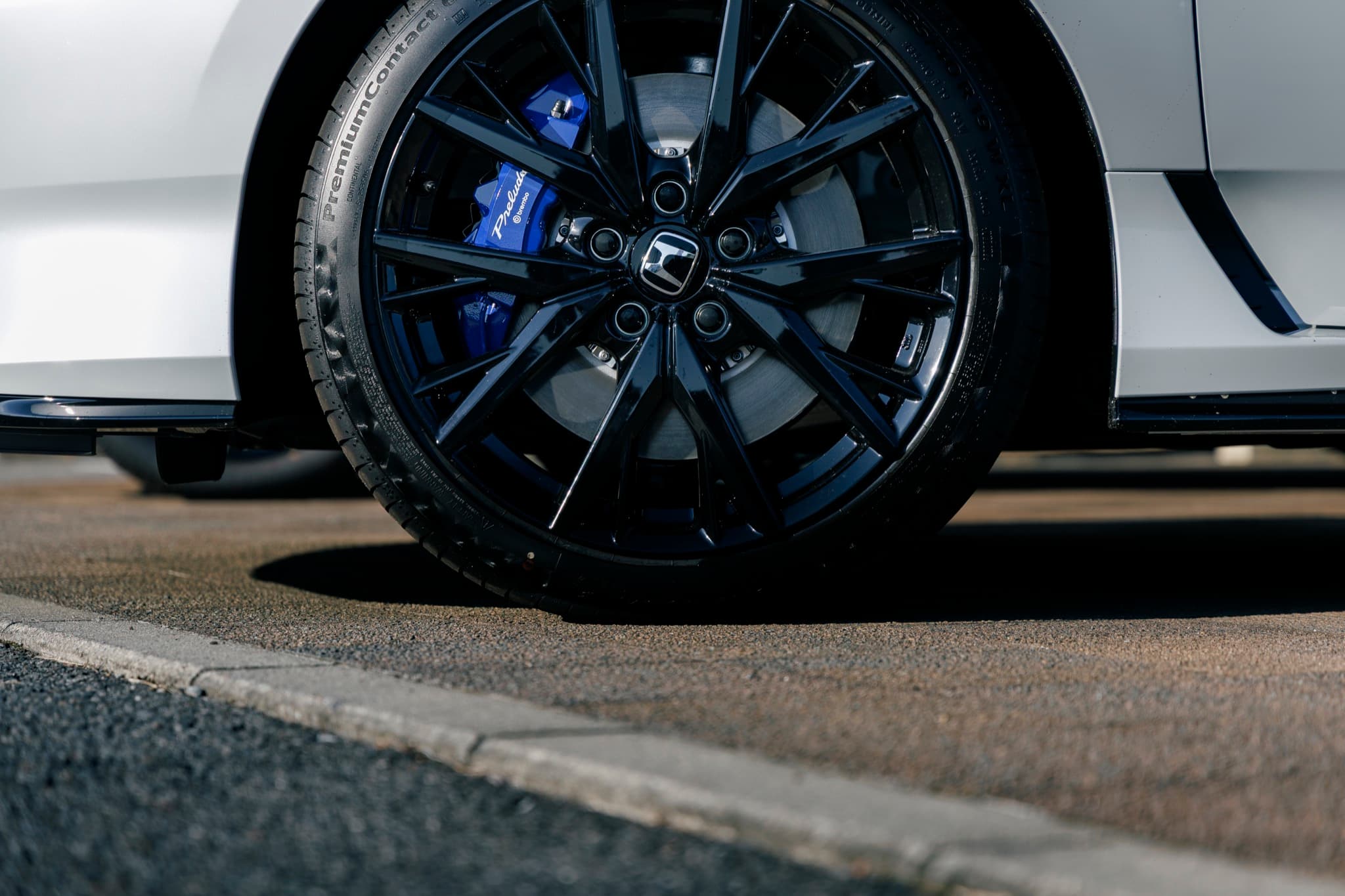 2026 Honda Prelude 19-inch Berlina Black wheel with blue Brembo four-piston front brake caliper