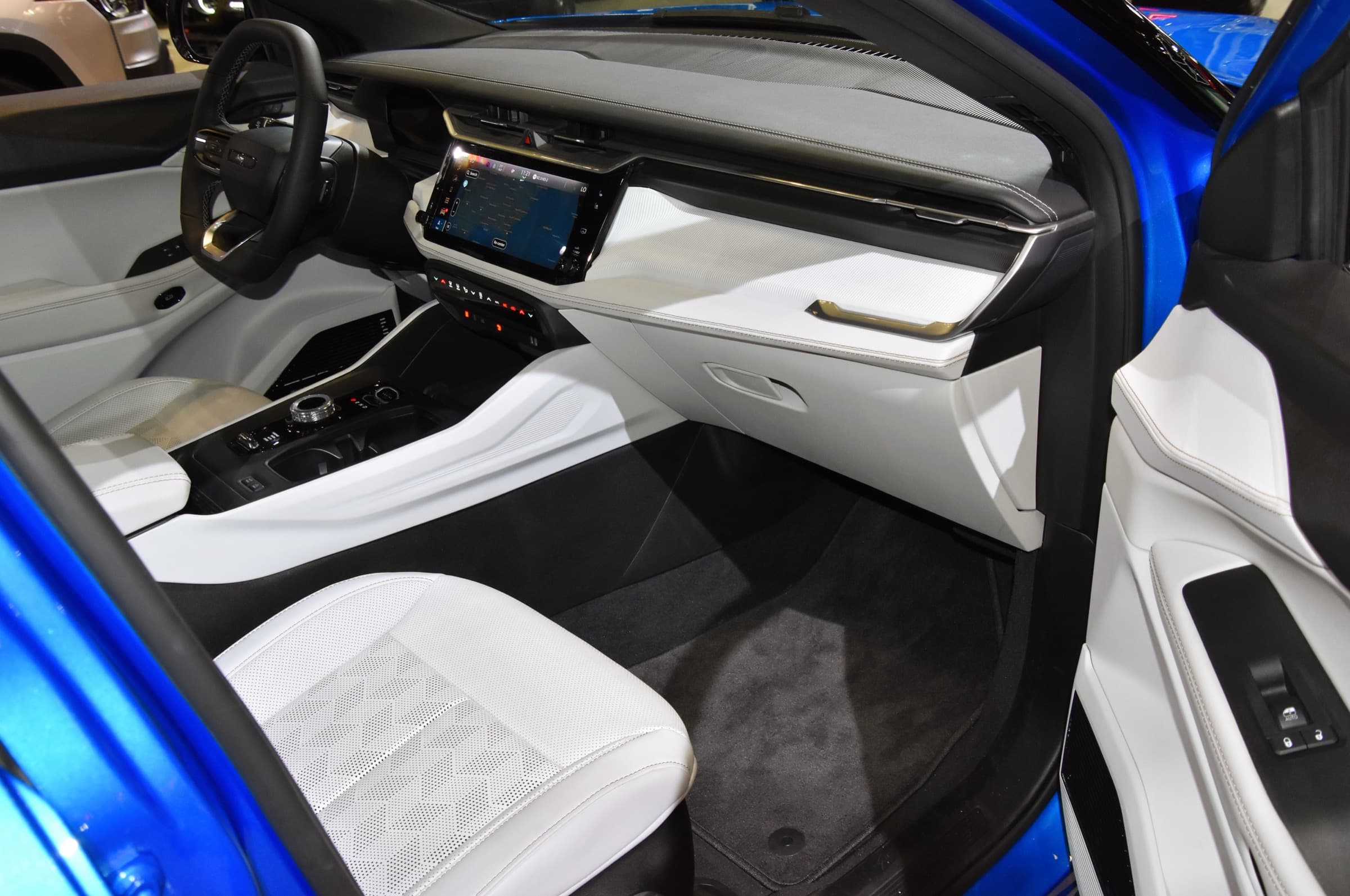 2026 Jeep Cherokee Overland interior in Arctic white with 12.3-inch touchscreen